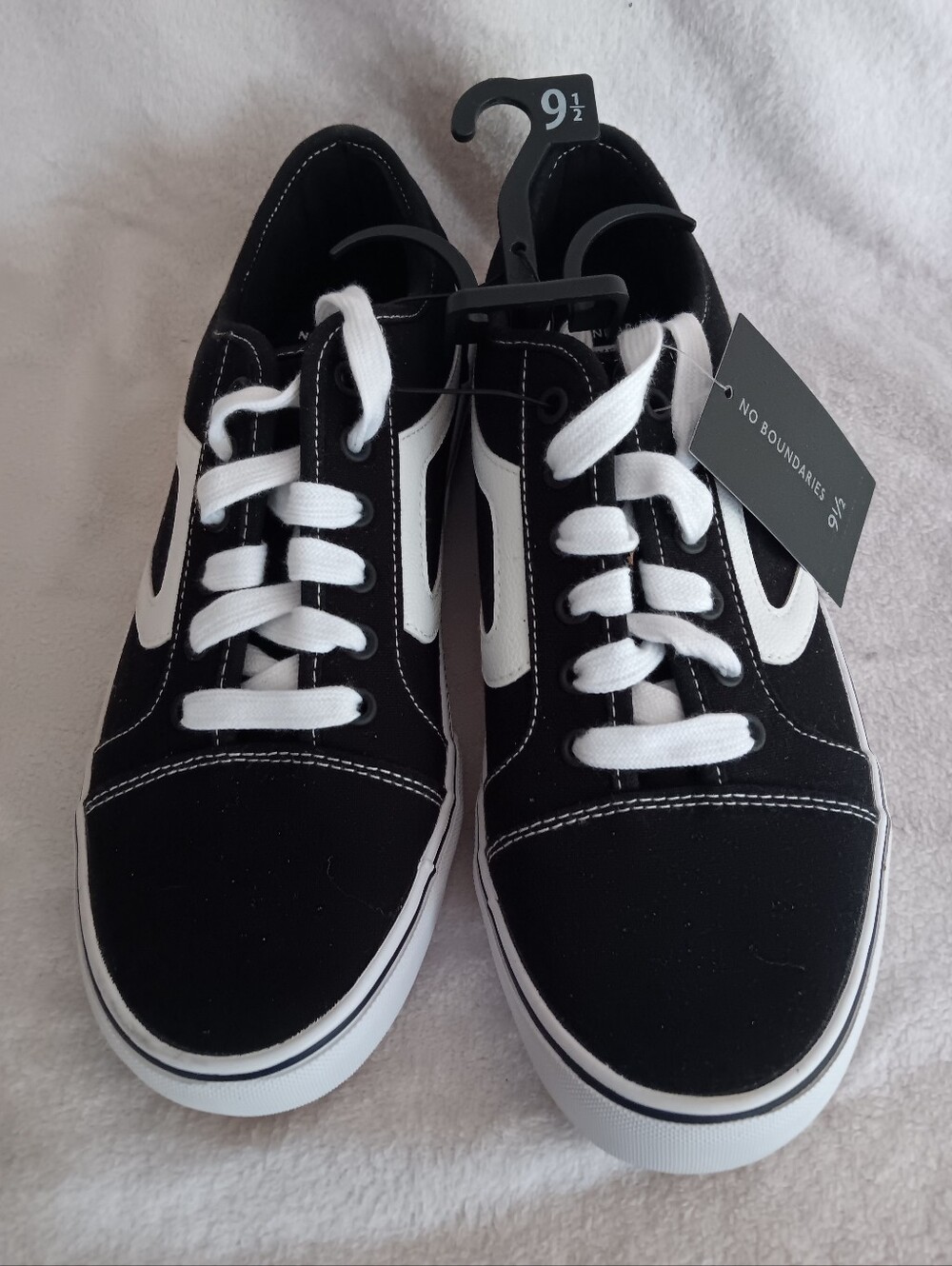 NWT No Boundaries Mens sneakers  size 9.5 With Memory Foam